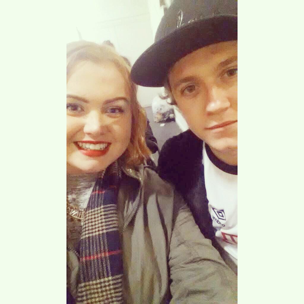 emsyshort's tweet photo. Met @NiallOfficial tonight, thankyou for stopping for a photo 😘 #niall #horan #onedirection #beautifulboy http://t.co/qwLEFn0WsK