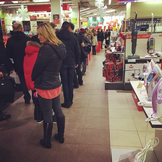 Kasparov63's tweet photo. Like good old days of USSR! MT @StateOfUkraine: Russians don’t sleep trying to get rid of depreciating rubles: http://t.co/m9EKOb0P0K