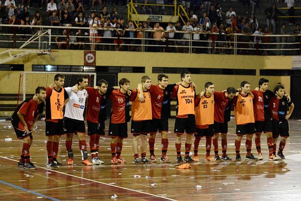 Newells's tweet photo. #Futsal | El festejo leproso después de la definición por penales y obtener el campeonato en la final vs Jockey. http://t.co/Sf0XBsloI0