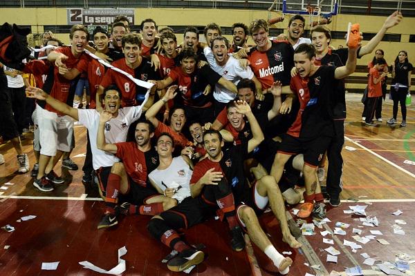 Newells's tweet photo. #Futsal | El festejo leproso después de la definición por penales y obtener el campeonato en la final vs Jockey. http://t.co/Sf0XBsloI0