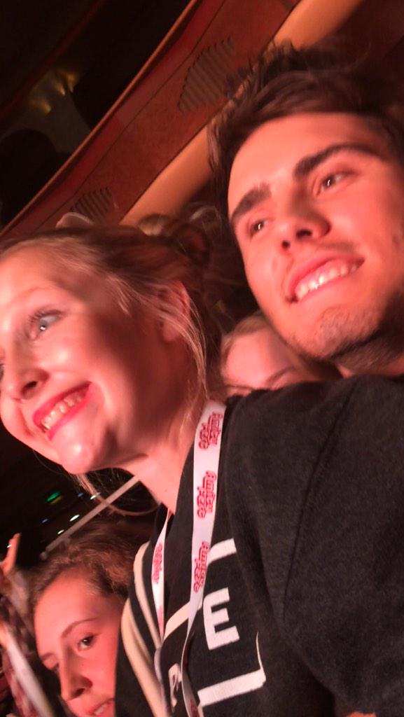 EllieBelly2003's tweet photo. Remember when @PointlessBlog lifted me up!! 🙈😭 haha my face! miss him!! #PointlessBlogTo2M #amityfest 😍😍💖💖👏👏🙈 http://t.co/xEgzCkZiTD