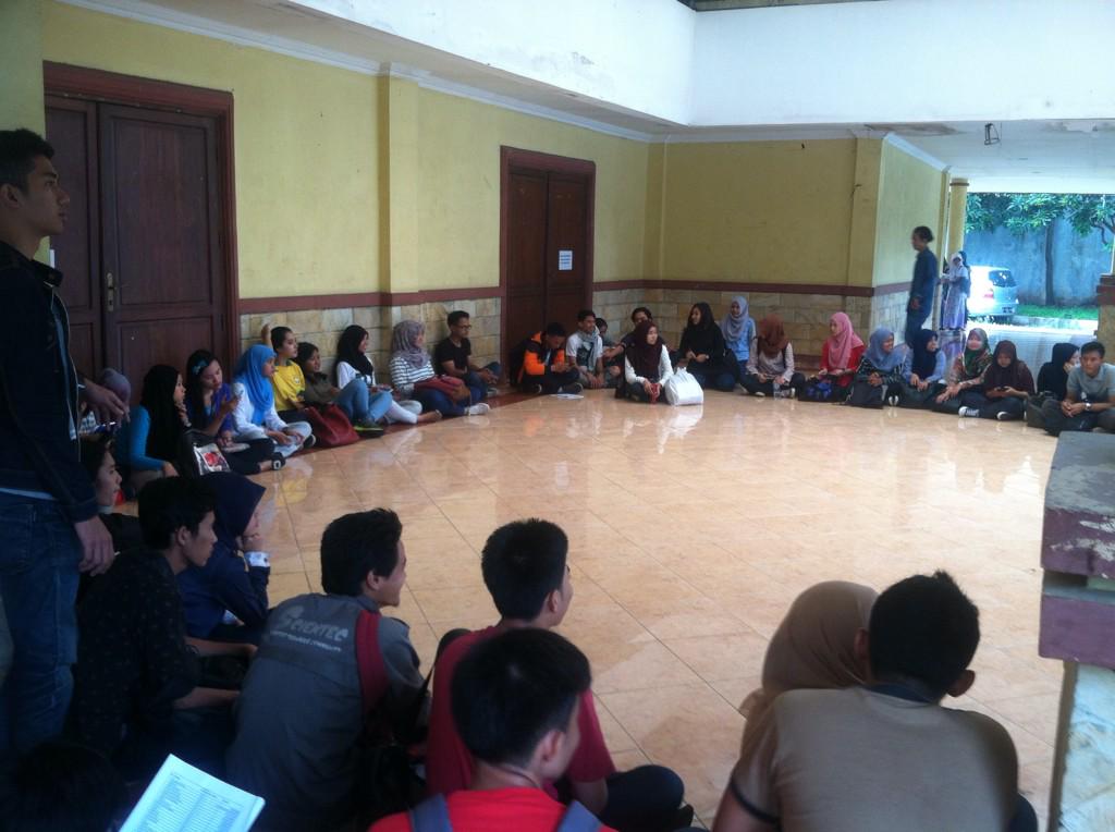 Sema_Produksi's tweet photo. Kondisi saat kumpul 3 angkatan. Ini lah keluaraga produksi. Salam bajak laut! http://t.co/yPi6R2QQrh