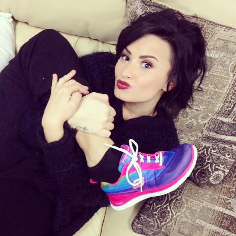 ddlovato's tweet photo. Just saw my @SKECHERSUSA commercial on TV 4 the 1st time!! Check it out: http://t.co/EeTP758sgM 😜👟 #skechersdemistyle http://t.co/cmh7g5Uuhr