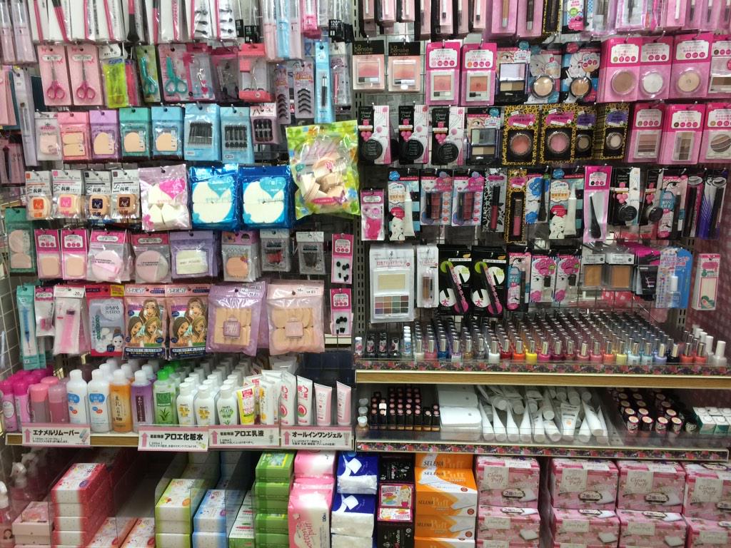 funnyjapan's tweet photo. 大家一定聼過“百元店”的大名，是的，在日本隨��可見這種“商品一律百元”的小店。照片中的這傢呢，就是化妝品一律百元的小店，其中不乏很多“日本製造”的優質貨哦，姐妹們來淘一淘吧！ http://t.co/dfsG7iOzMc