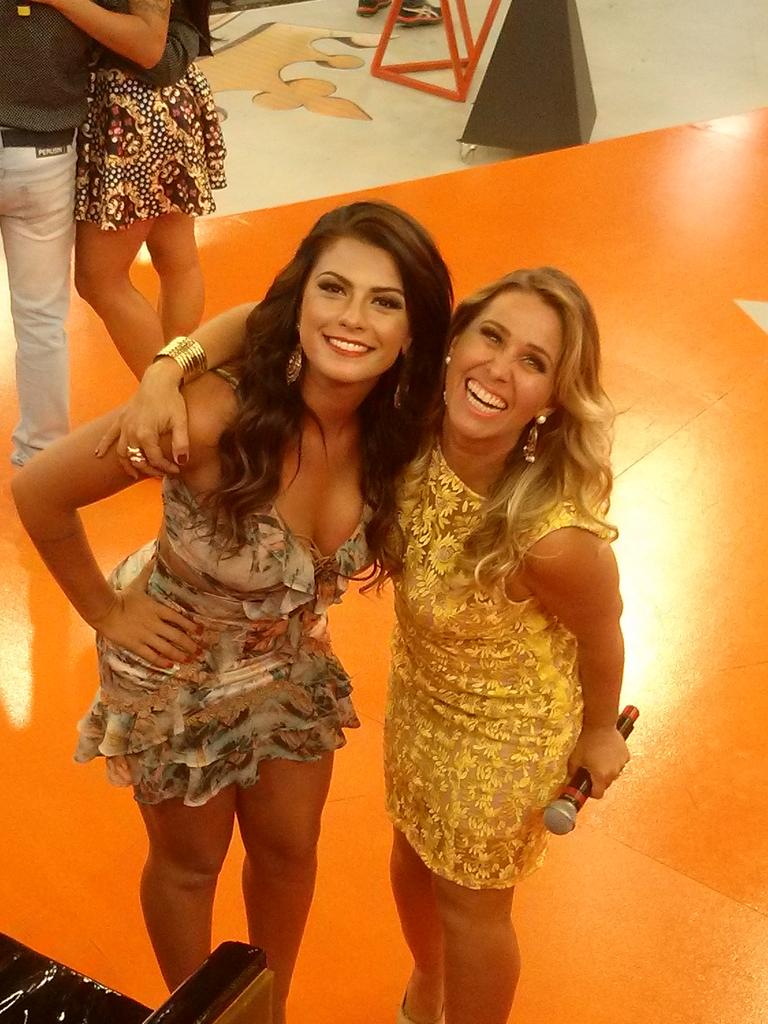 lifeannette's tweet photo. Essa sim é a verdadeira amizade bavetao @Babicrirossi #Sorvenaticos #Babinaticos ♡♡♡ http://t.co/uw8GYSaYfD