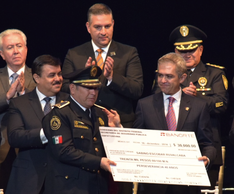 CDMXInforma's tweet photo. En el #DíaDelPolicía Mancera pide a cercanía con ciudadanos. http://t.co/jO94d2iC0R http://t.co/VPh8FltkUm