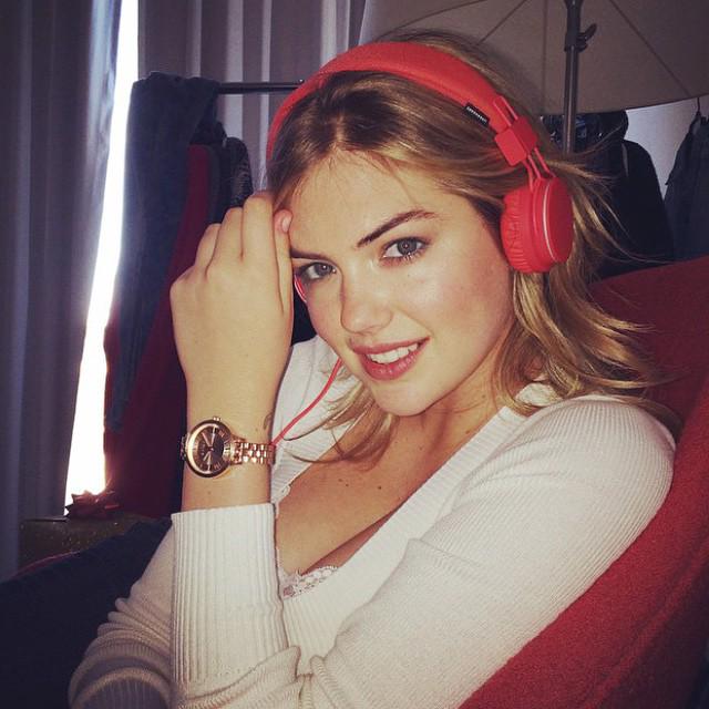 express's tweet photo. What’s @KateUpton listening to? Add #ExpressRocks to your @pandoraradio and find out. http://t.co/T5fgpYvMy0 http://t.co/zeRbDIjtu3