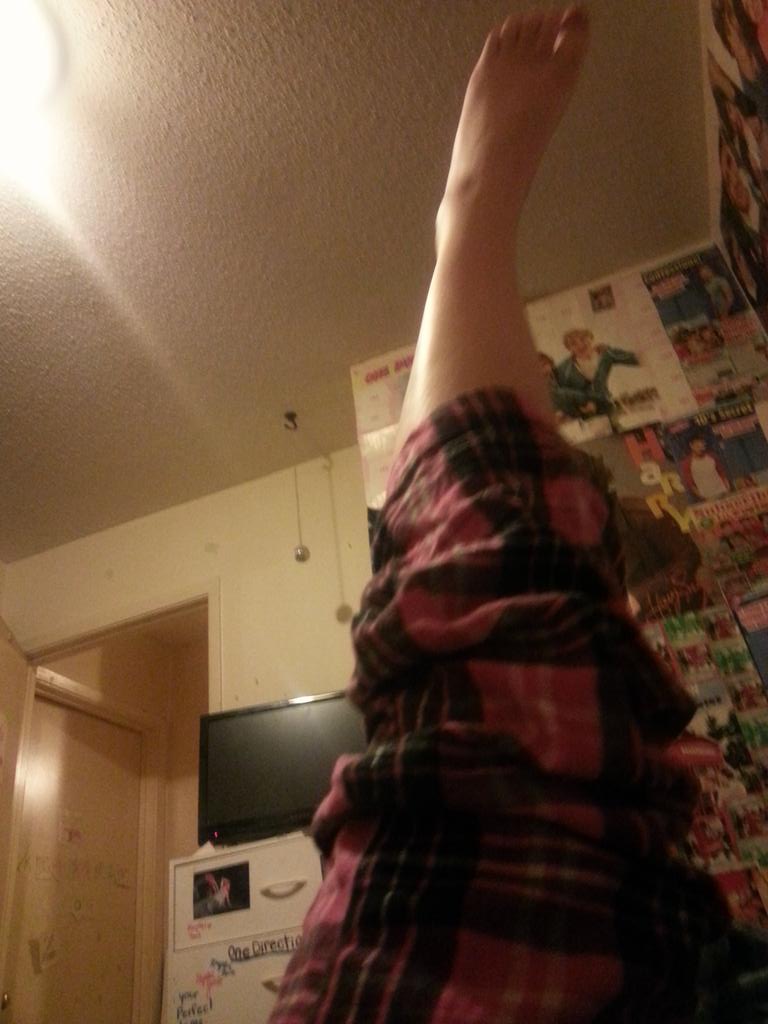 AaronCashpenter's tweet photo. @CamsAvocado @cashitnash #legsquad legs unite (wtf why do i have an ankle dimple) 😂 http://t.co/p42pj78Oir