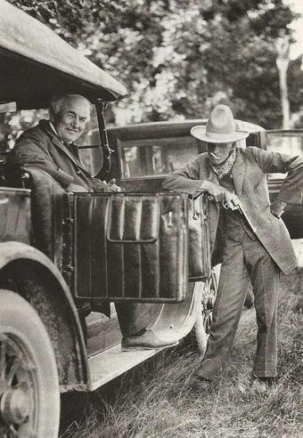 HistoriaDiceQue's tweet photo. Henry Ford vestido como un vaquero con Thomas Edison, 1923 http://t.co/Y7ExS04t61