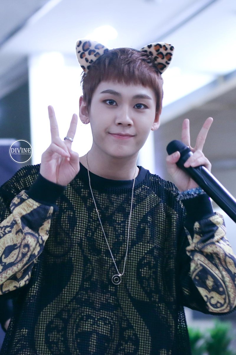 ilhoon_net's tweet photo. 141019 김포공항팬싸인회 일훈(@BTOB_ILL)
v(ㅇ_ㅇ)v
> http://t.co/ig6c1phscg http://t.co/QmCWw1cN7W