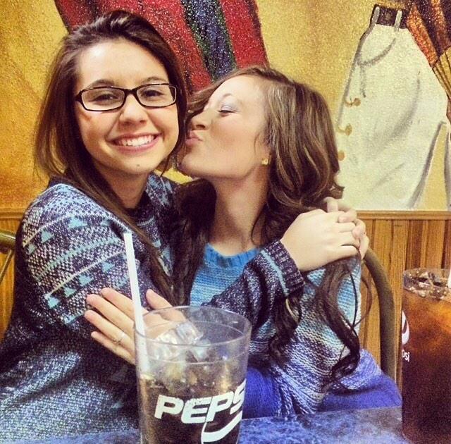 mindiii_'s tweet image. started &amp;amp; ended the year w| the same people ❤️ #luvyall