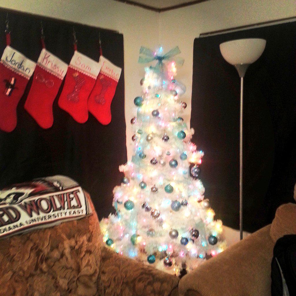 krissy_jo16's tweet photo. Finally put it up 🎄🎀🎁 http://t.co/bV9PVDVYLM
