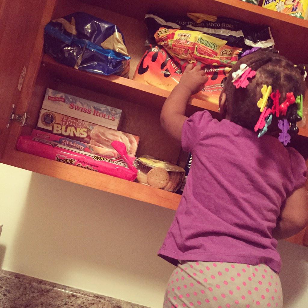 HeOn_HARD's tweet photo. Sariyah got me messed up if she think she finna eat all the snacks up😩🍪🍫🍬🍭🍩 http://t.co/GOv63XVfHY