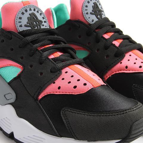 CrispVibe's tweet photo. WOMENS NIKE AIR HURARACHE RUN - more info http://t.co/BV9izVDeUu #nike #kicks #hurarache http://t.co/oXz0SbQfnu