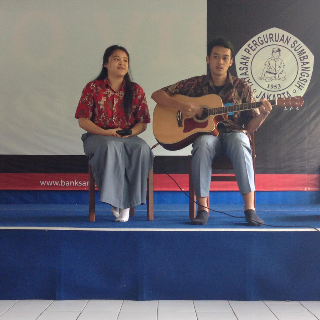 Penampilan dari Thalia&amp;Lovi dari XII-B. RETWEET kalo mereka berdua favorite kalian!!!:)