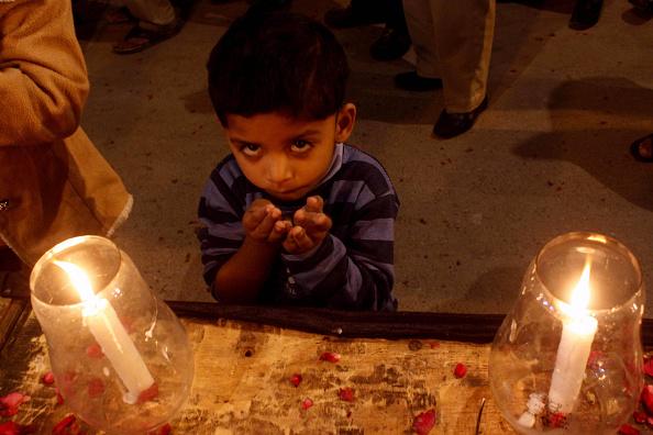 News18India's tweet photo. #PakSchoolAttack मासूमों को अंतिम विदाई..
http://t.co/OfHZH30BJR http://t.co/xsLIjvgw7v