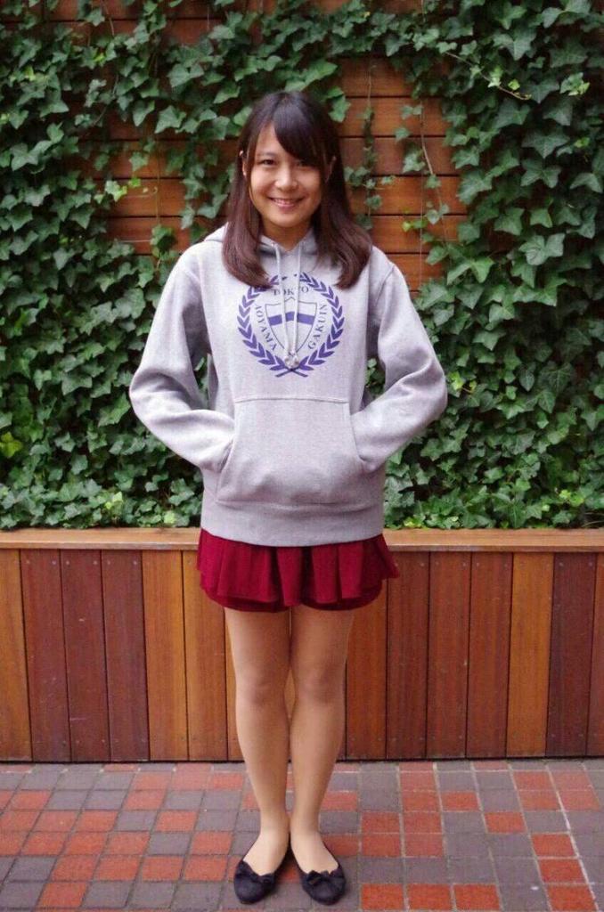 aoyama_kobai's tweet photo. 本日の青学パーカー女子は教育学部1年の坂本愛奈さんです！赤いスカートでカジュアルかつ上品に着こなしてくれました！Leoneスポーツ愛好会というサークルに所属しているそうです♪(168cm/グレー/M) #青学パーカー http://t.co/RUtp1KnHgV