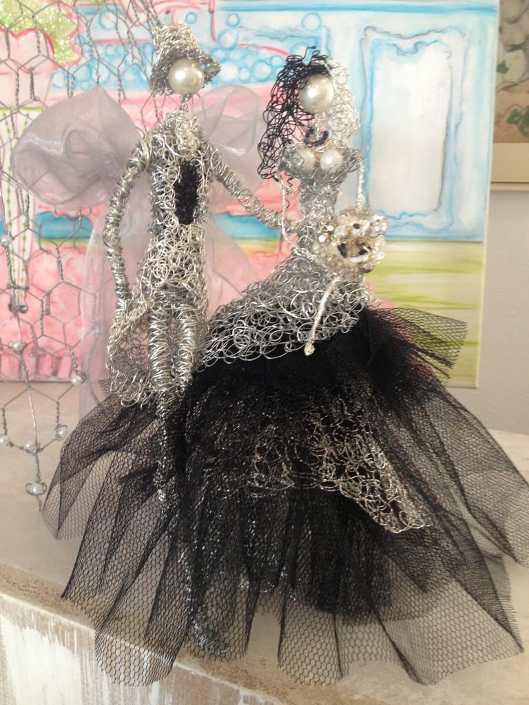 tanettanye's tweet photo. Helloooo x  bride and groom ,special commission #loveddoingthese #wirefloozies #weddings #cake #caketoppers #finewire http://t.co/3yzBsnUEjP