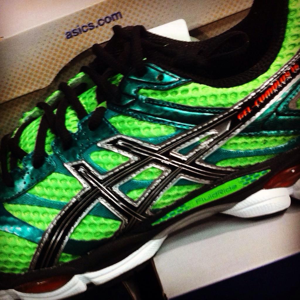 evasionrunning's tweet photo. #Cumulus16 #ASICS recién salida del 'horno' Novedad primavera-verano #running #zapatillas #corredores #chico http://t.co/ACJ7R3DJuQ