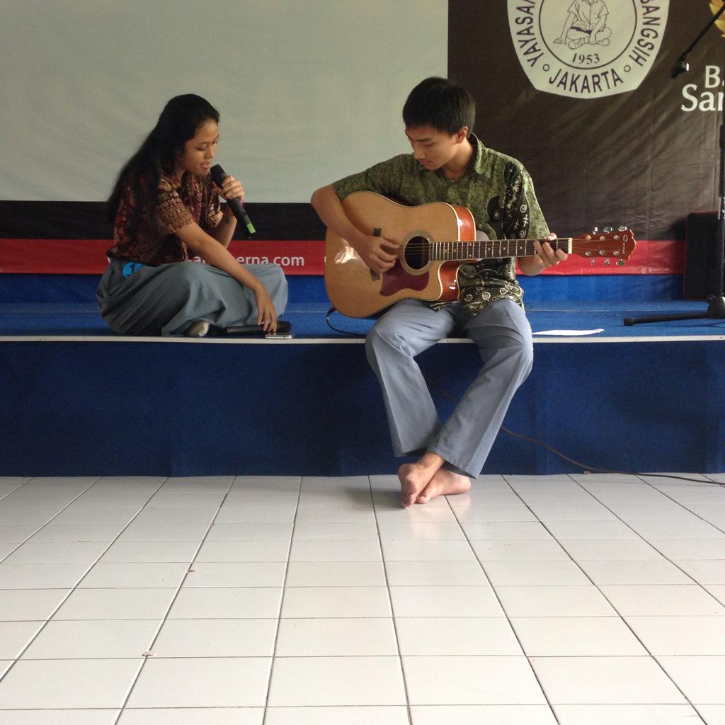 Penampilan dari Caca&amp;Pandu dari kelas XII-A. RETWEET kalo menurut kalian mereka keren bgt sama lagunya yg galau!!:)