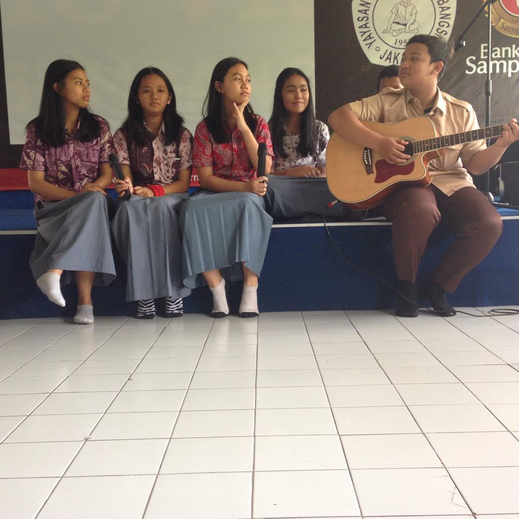 Penampilan dari Sekar dan kawan-kawan dari kelas X-B. RETWEET ini kalo kamu suka banget sama penampilan mereka!:)