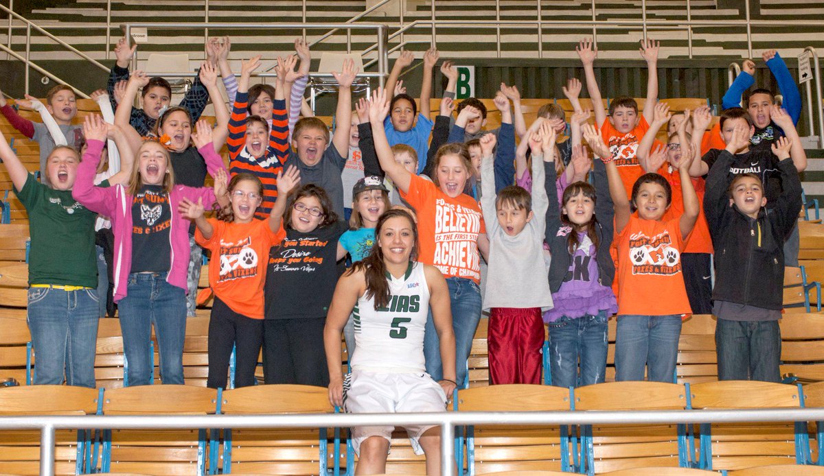 foxvixdad's tweet photo. Poundcake poses with future Foxes/Vixens. Great day for Zias.#zianation http://t.co/xGrDV5JDJM
