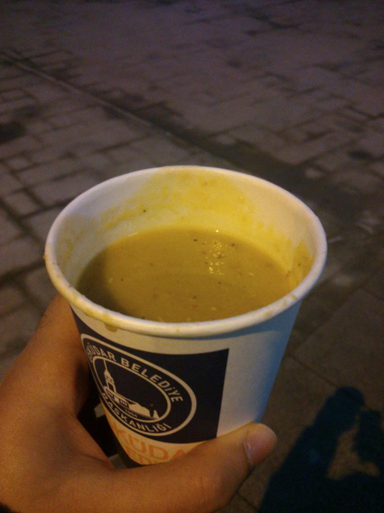 Sabahları starbuckstan decaf nonfat latte alan adamlar için belediyenin çorba kuyruğuna giren adamları üzdünüz kızlar