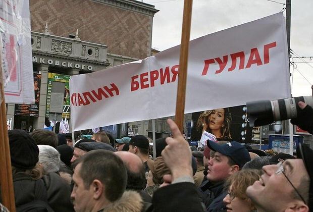 Укрепим мы рубль так:
СТАЛИН, БЕРИЯ, ГУЛАГ!