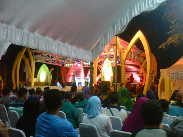 eockalsel's tweet photo. Event Festival pasar terapung 2014, 16-18des 2014 #opening ceremony http://t.co/sTpyzqargW