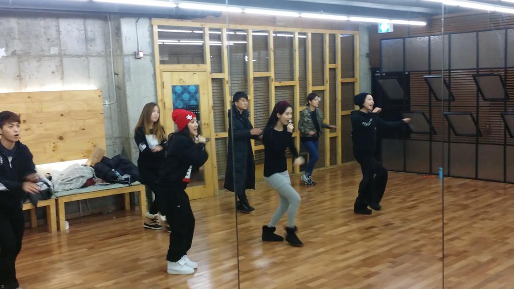 [PIC][25-12-2014]SeoHyun tham gia chương trình "Infinite Challenge" cùng các thành viên của S.E.S B5CY2n7CIAAGlRs