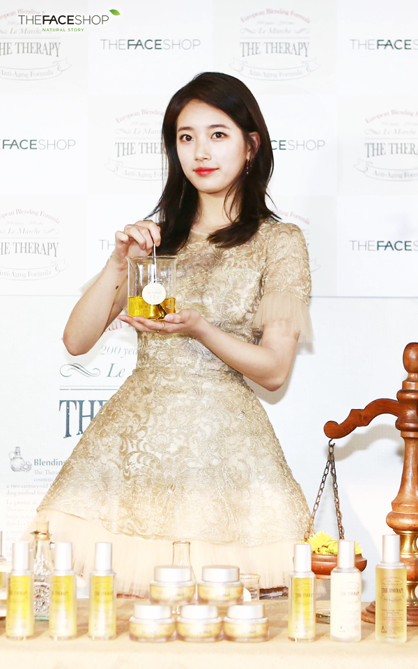 thefaceshop_com's tweet photo. 가로수길 '더테라피 캐슬'에서 만난 수지!
이탈리아 마르케의 다양한 문화 체험과
로맨틱한 아코디언 공연을 경험해보세요.

위치: 가로수길 카페 '더 화원'
일시:  12월 22일(월) AM 11시 - PM 7시 http://t.co/1Rr2hoBkZD