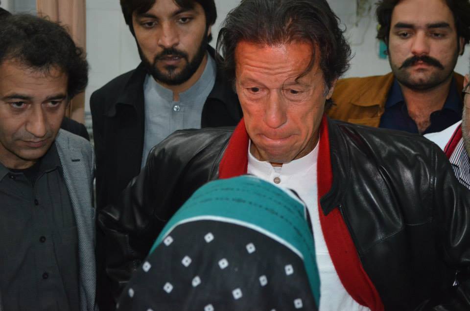 JahanZaiiib's tweet photo. Even this strong man couldn't stop his tears. #PeshawarAttack #RIPLittleSouls :'( http://t.co/HXTk7YyW43