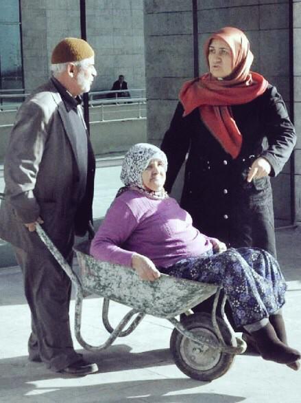 Yeni Türkiye.. Yer: Samsun.. Adliye'de tekerlekli sandalye yok.. Kendilerinin zaten imkanı yok..