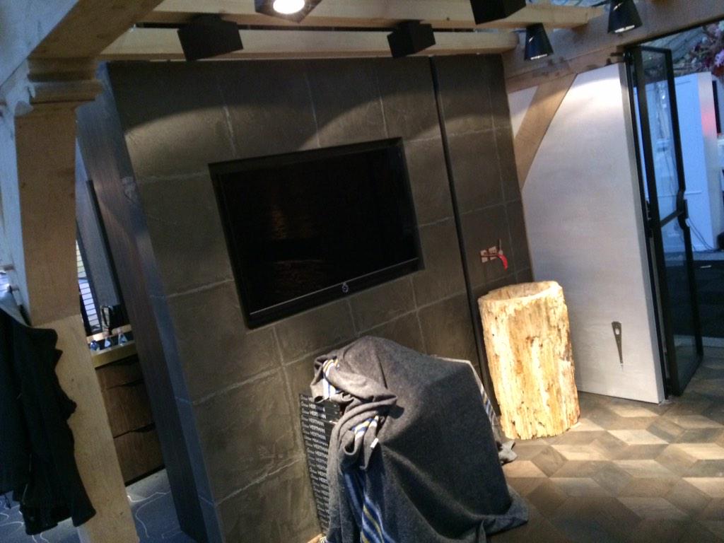 TEN_NAPEL's tweet photo. Wandafwerking LXRY Fair 2014 #mastersoflxry #osirishertmanstudio #architecture #LXRYFair #walldesign http://t.co/6twhuudOLP