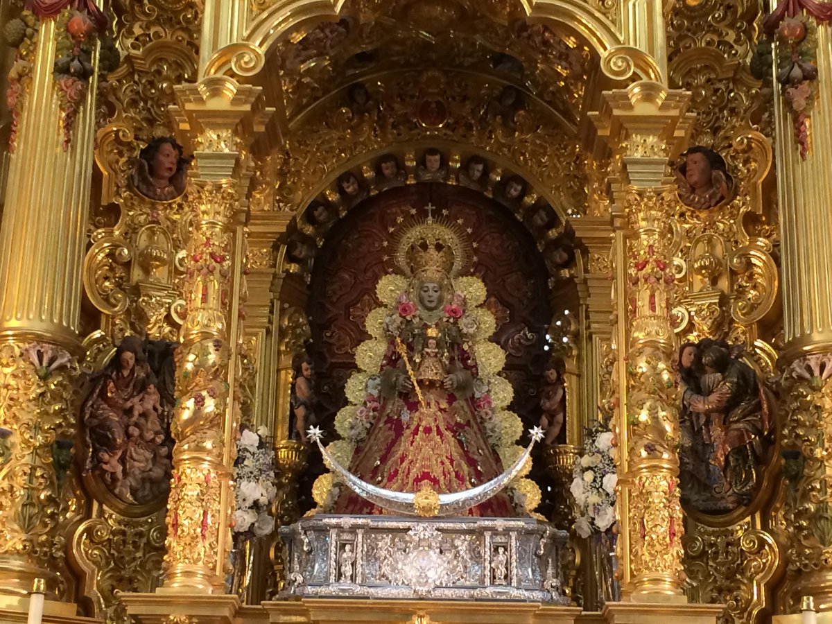 La Virgen del Rocío ataviada para la celebración de la Navidad