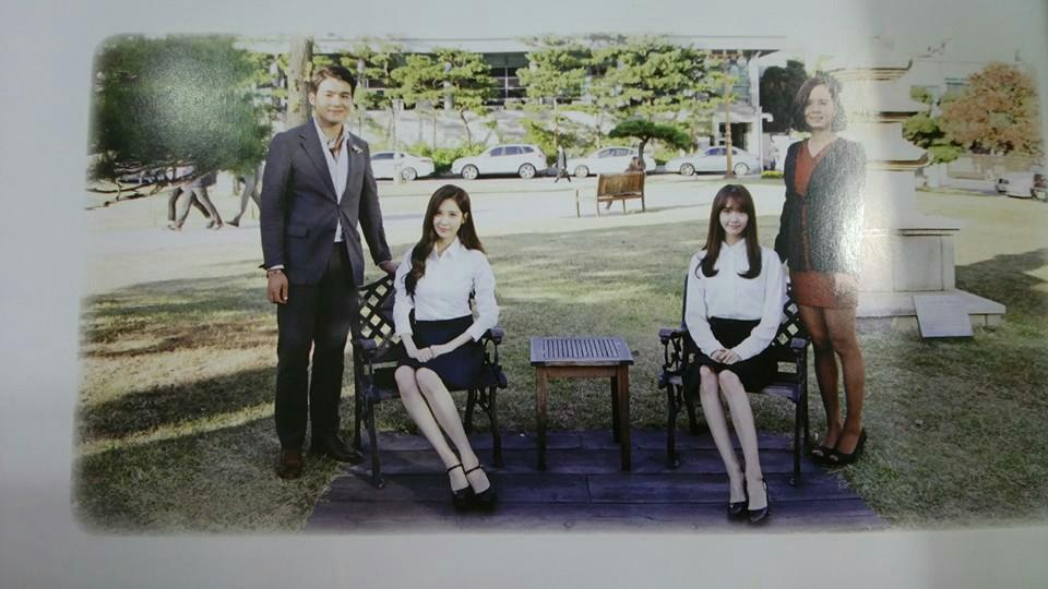 [PIC][15-10-2014]YoonA và SeoHyun xuất hiện tại Đại học Dongguk để chụp ảnh tốt nghiệp vào chiều nay B5CqOWLCcAAoiHq