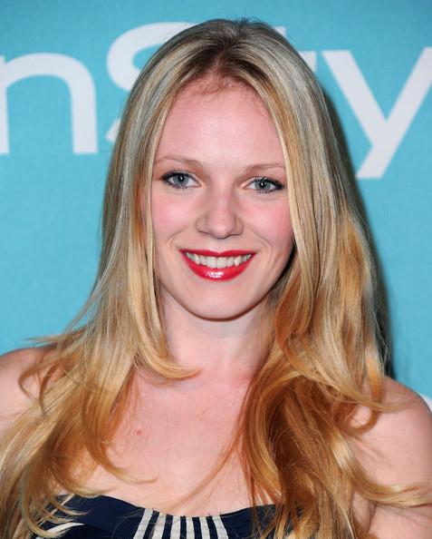 Happy Birthday   Emma Bell  < actriz y cantante, nacida en Woodsrown, Nueva York. 17-12-1986 