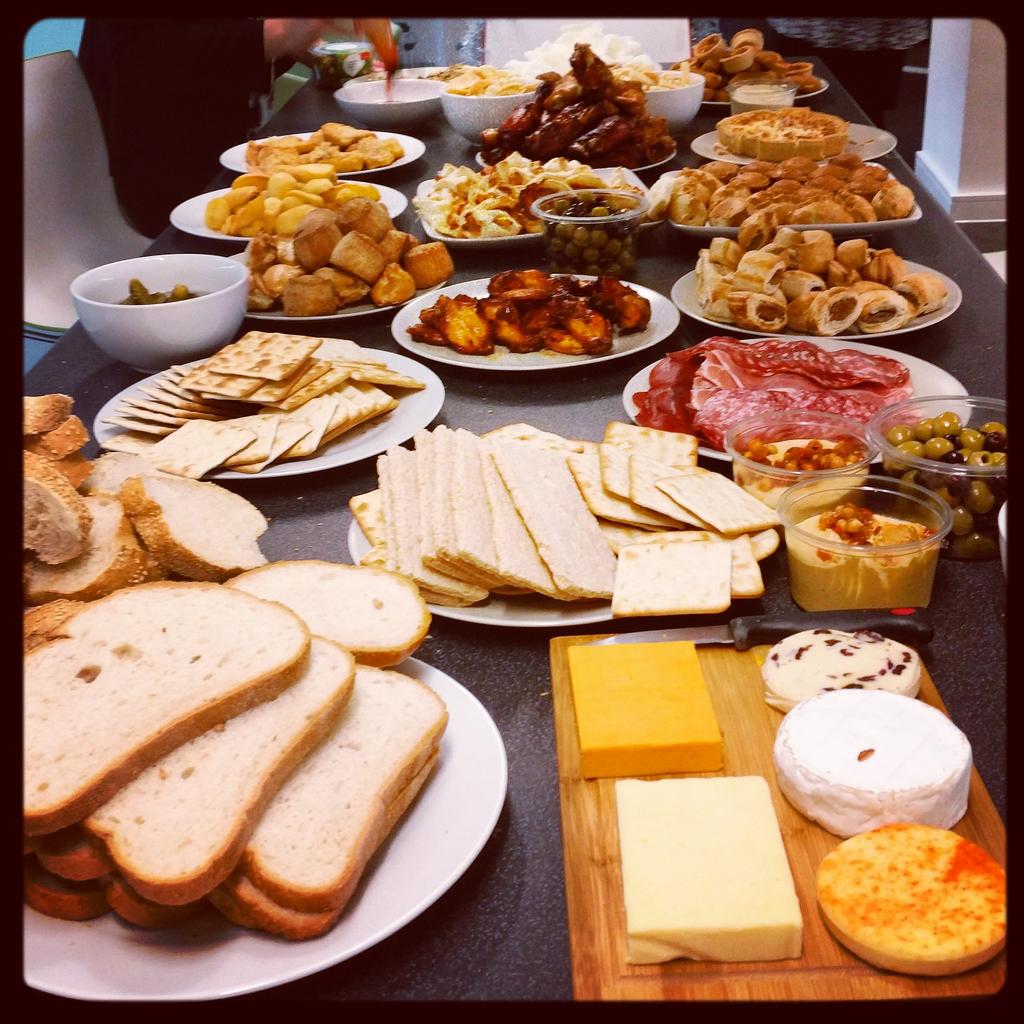 The_Grub_Life's tweet photo. #Work #Christmas #Lunch 😊 🍰 🍗 🍬 http://t.co/oqhqlRDpSN