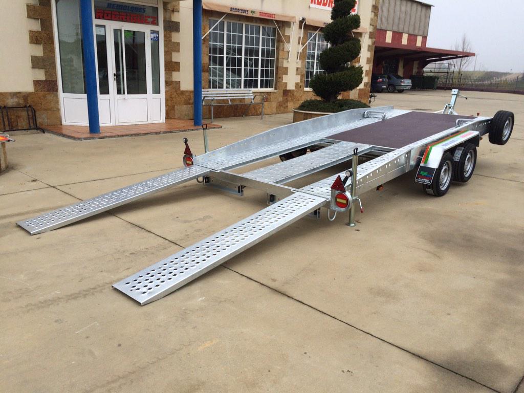 RemolRodriguez's tweet photo. Nueva plataforma portacoches con luces led que sale hoy de la fabrica de villaherreros. http://t.co/VxmcLI2AGX