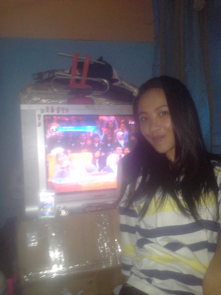 miratannn's tweet photo. Tadinya pengen selfie bareng teh dona agnesia tp apa daya sama pak h. Bolot juga gpp @netmediatama #NETMILIUNER_3 http://t.co/S57Xkmo3hQ