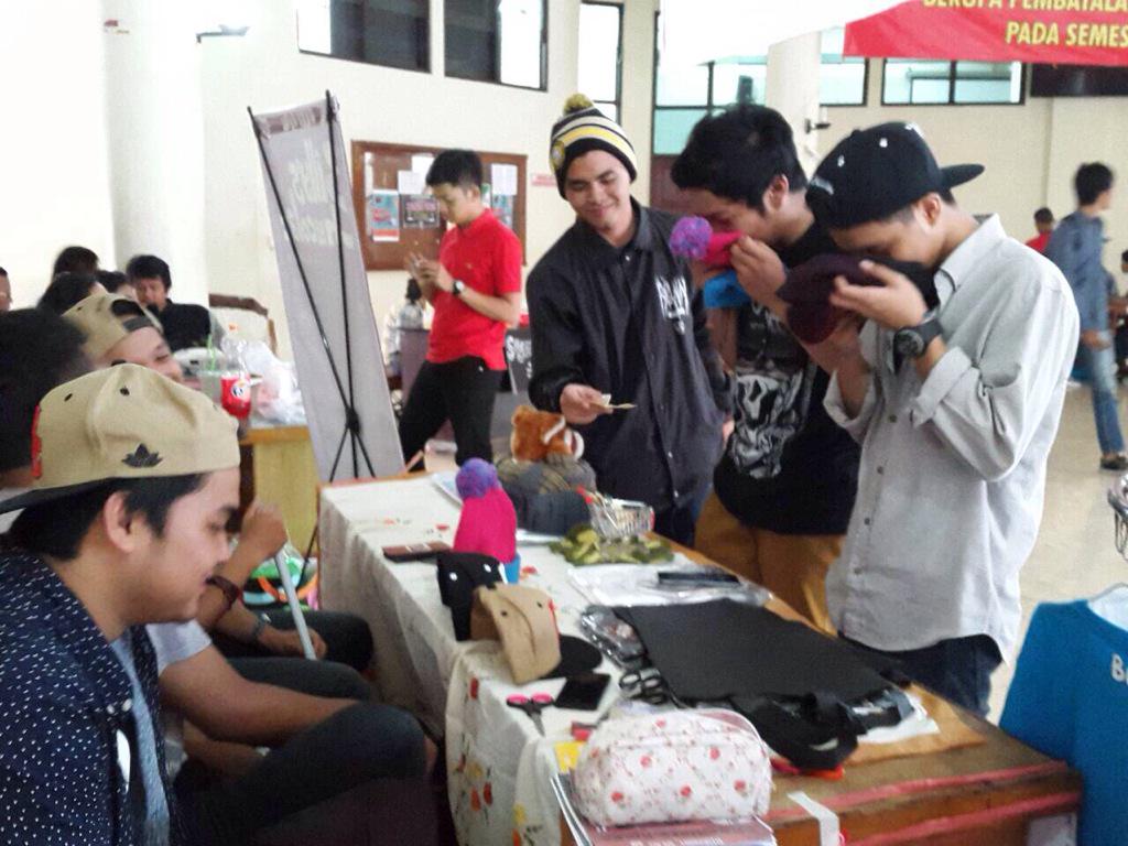 billyschocloth's tweet photo. Open minni stand this afternoon.Don't be miss kita masi buka lagi hari senin. Tempatnya di lobby B Fakultas Hukum UB😁 http://t.co/7yyFJxs0cA