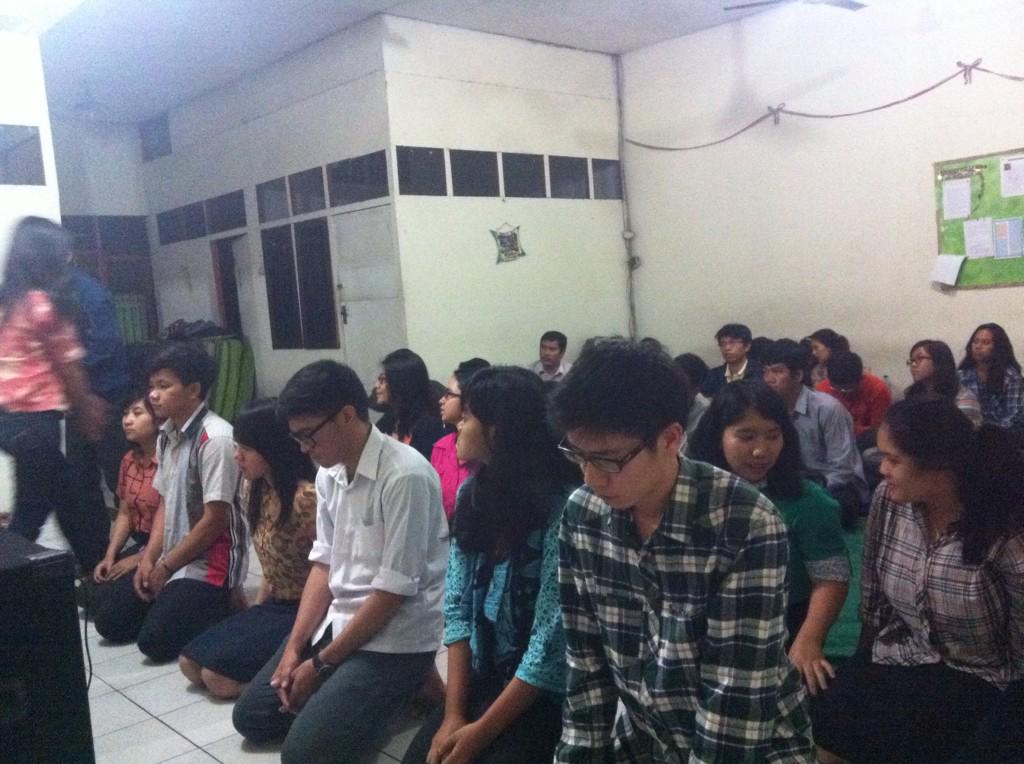 PMKPSIKOLOGI's tweet photo. Yeay pelantikan pmku unpad !!! selamat melayani. Tuhan Yesus memberkati dan membimbing :) cc : @PMKUNPAD http://t.co/eW6NSnjsfY