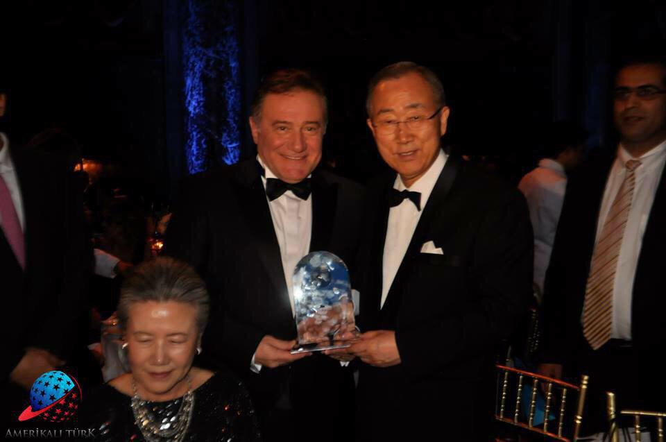 vakifuniversite's tweet photo. " @Bahcesehir Kurucusu @EnverYucel'in #UNCAAwards2014'te aldığı Küresel Eğitime Katkı Ödülü'nü kutluyoruz! via @UN http://t.co/4JmJ6boGbU