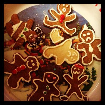 aliceisawkward's tweet photo. @HawkeRising and I had a lot of fun tonight making these. Best gingerbread men in Seattle. :) http://t.co/oCaK1qSfxG
