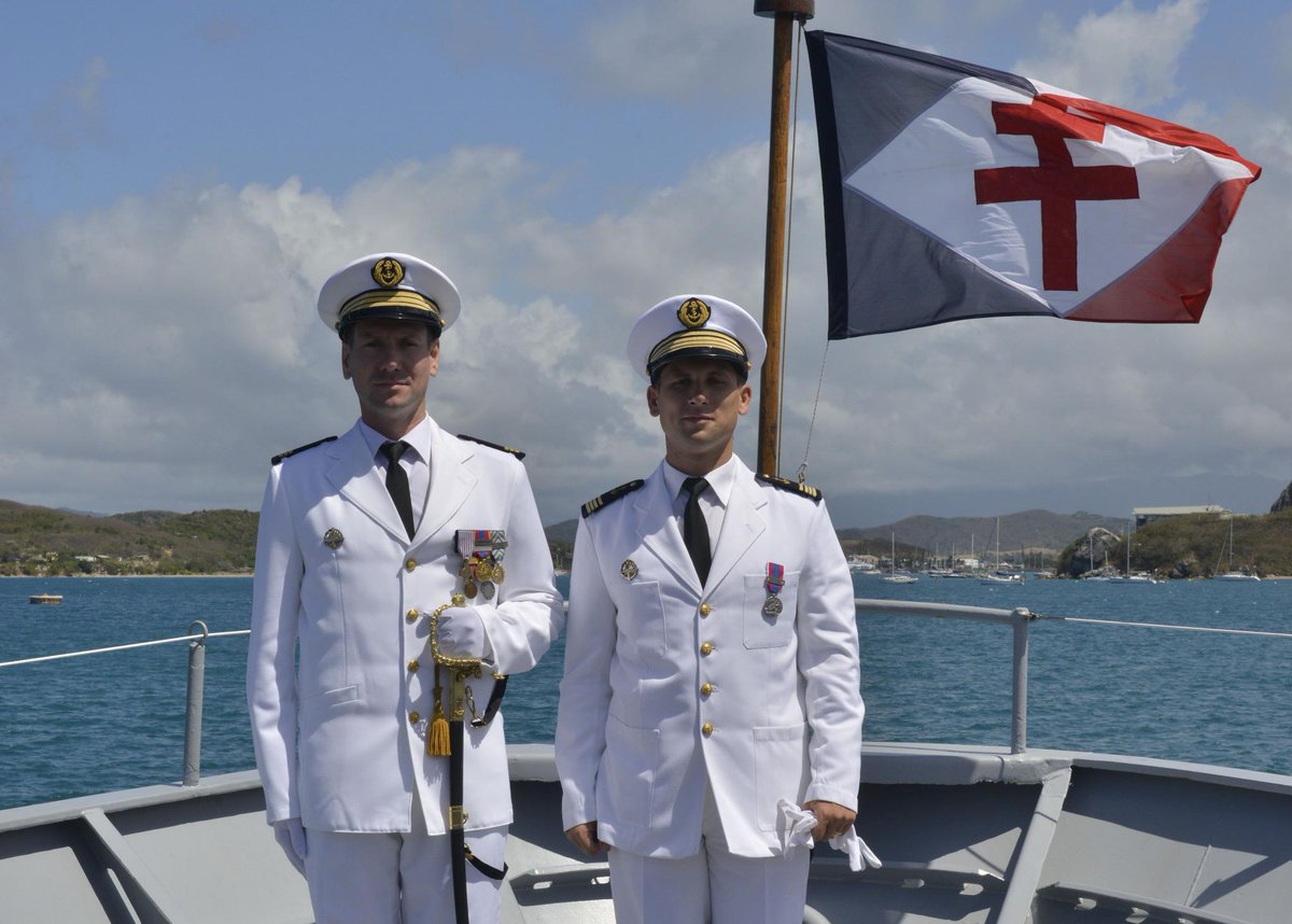 MarineNationale's tweet photo. Le 16/12 #Nouméa #Prisecommandement des patrouilleurs La Glorieuse et La Moqueuse par LV Deleplanque et LV Grollemund http://t.co/sDWsrLJbnC