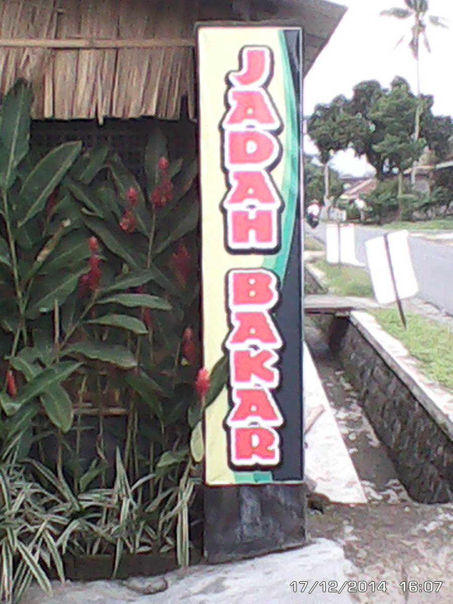 ayue_sembarang's tweet image. @ekaaditya1908 @Late_Dinner klo ke blitar mampir za ke bakso gong dan jadah bakar.jln.bendosewu utara smp 1 talun.