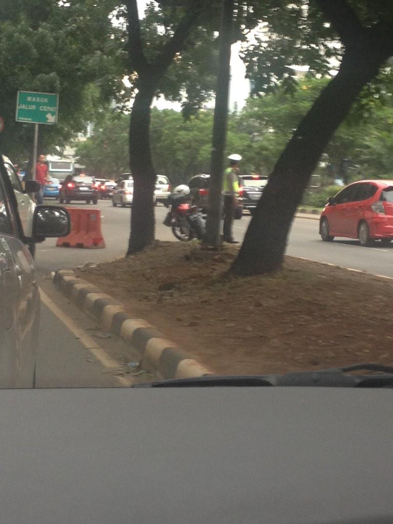 ami_laras's tweet photo. @TMCPoldaMetro, ini jalan masuk ke jalur cepat ditutup, bikin macet. Kopaja naik turun penumpang dibolehin. http://t.co/h4tjVxJJKR