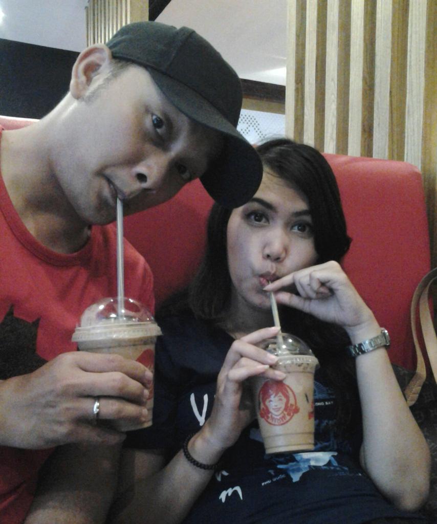 bayusedjati's tweet photo. Santai sore bersama istri dan nikmatnya #MochaFrostyFloat yang mantap @Wendys_ID http://t.co/ZflAJUwmjN