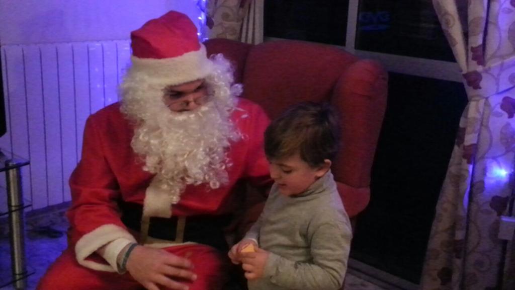 KidsAnima's tweet photo. Fotos de Papa Noel en casa de israel!! Entrañable familia!! http://t.co/F34aGVOPH1