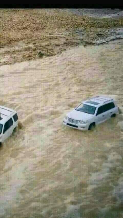 Pinsuwan_35's tweet image. เกิดฝนตกหนักเมื่อเช้านี้ มีน้ำป่าไหลหลาก พัดเอารถไป2คัน แต่โชคดีมีพลเมืองดีช่วยไว้ #กูไม่ยอมเห็นรูปนี้คนเดียว